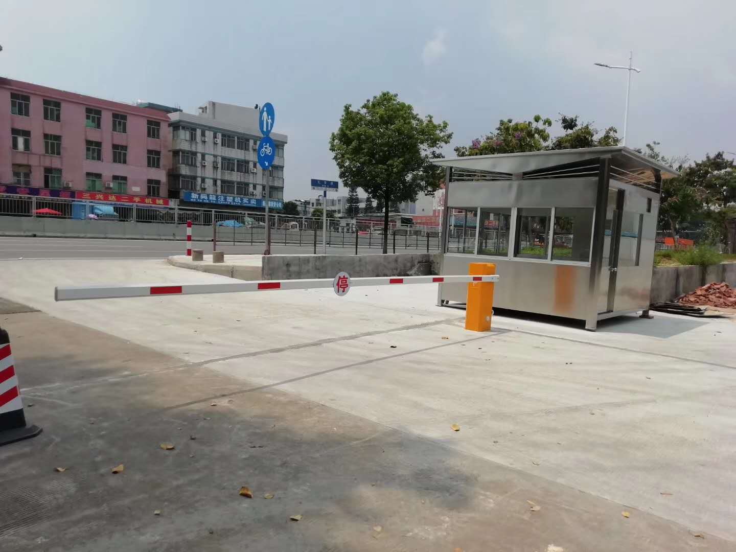 机械市场场内车位划线，出入口配6米长直杆道闸