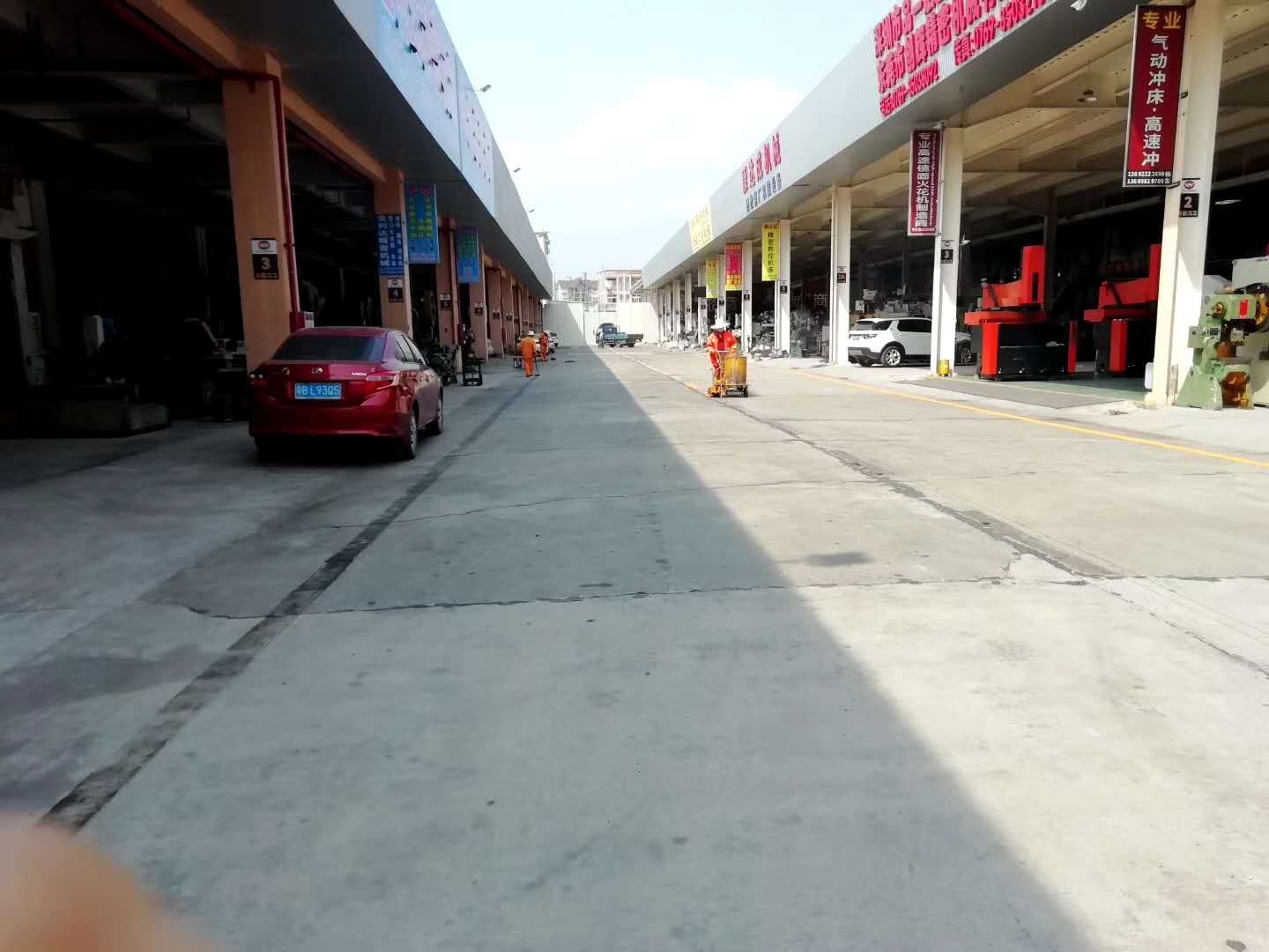 机械市场场内车位划线，出入口配6米长直杆道闸