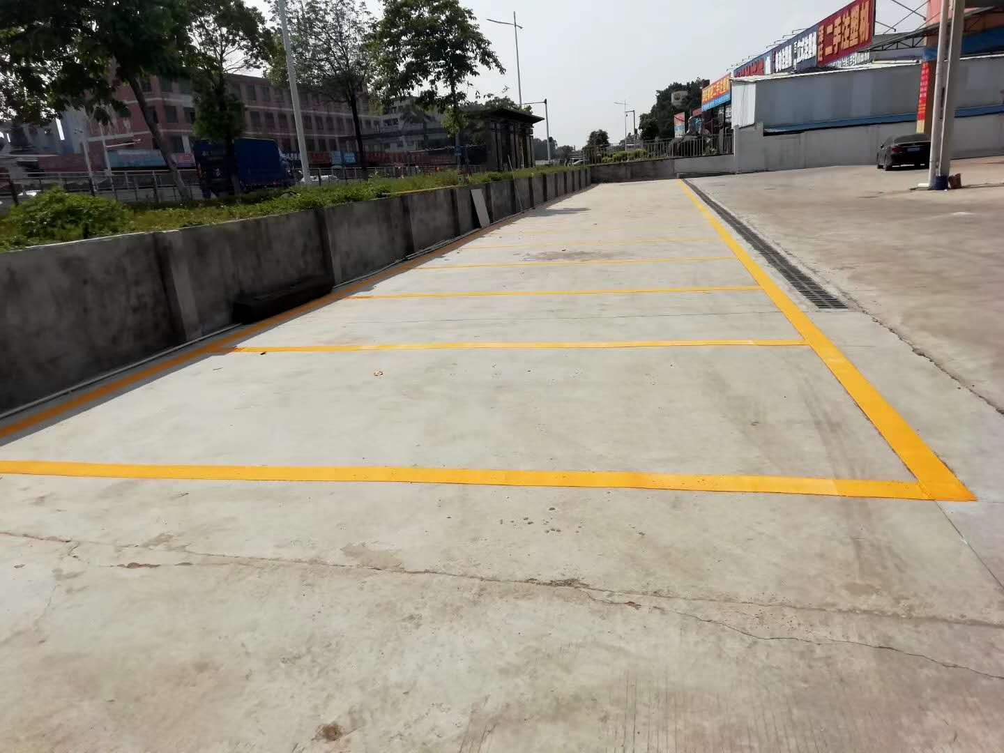 机械市场场内车位划线，出入口配6米长直杆道闸